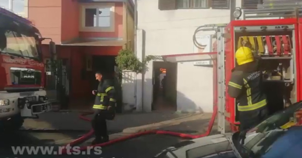 Горела напуштена кућа на Звездари, пожар локализован
